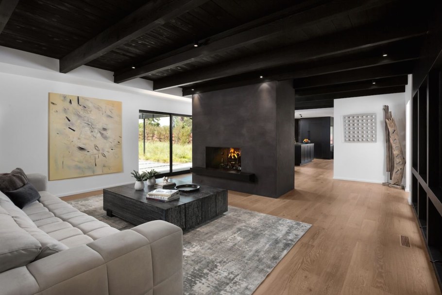 Черный деревянный потолок