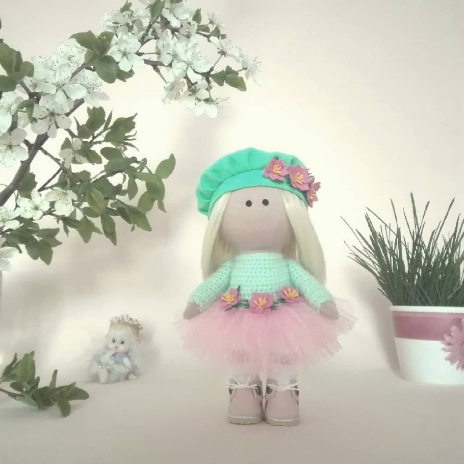 Серая кукла