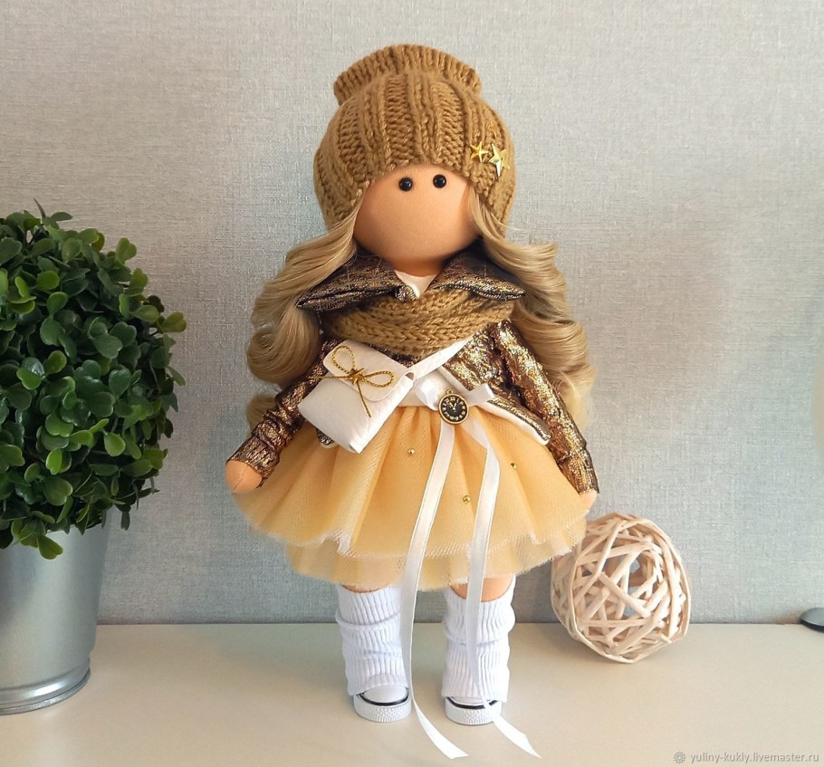 Кукла интерьерная малышка в шапке 4900727