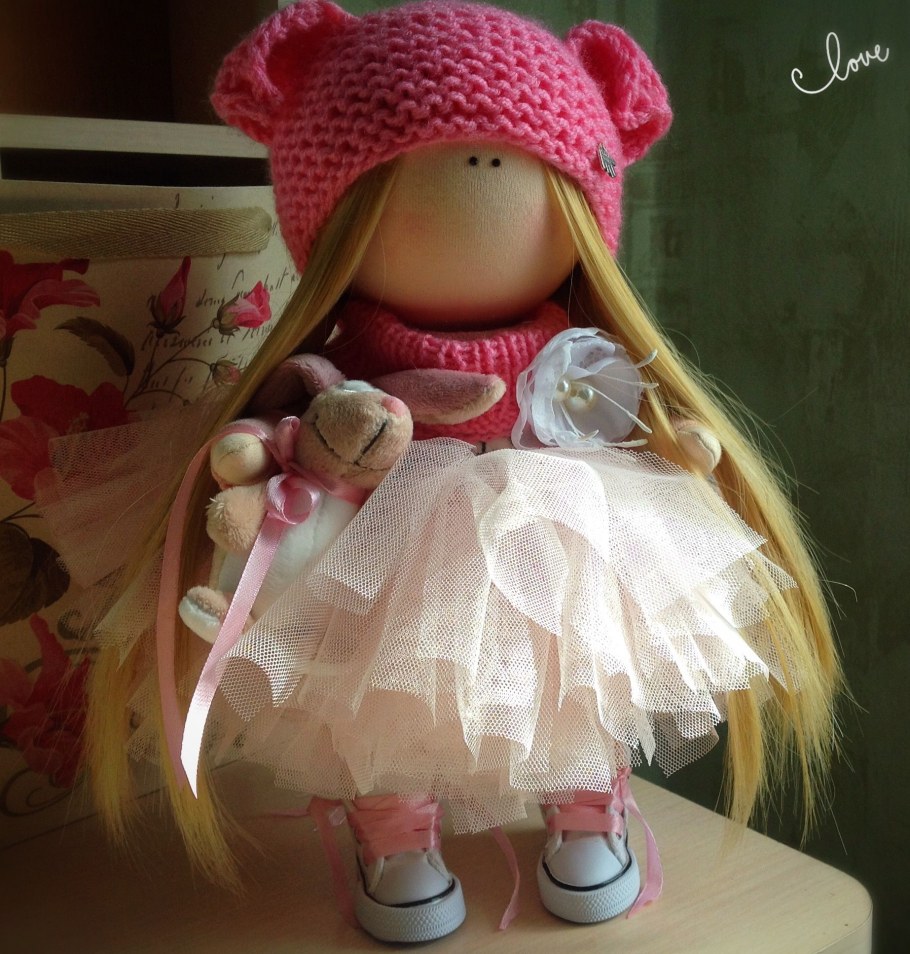 Фото текстильной куклы малышка в красно белом