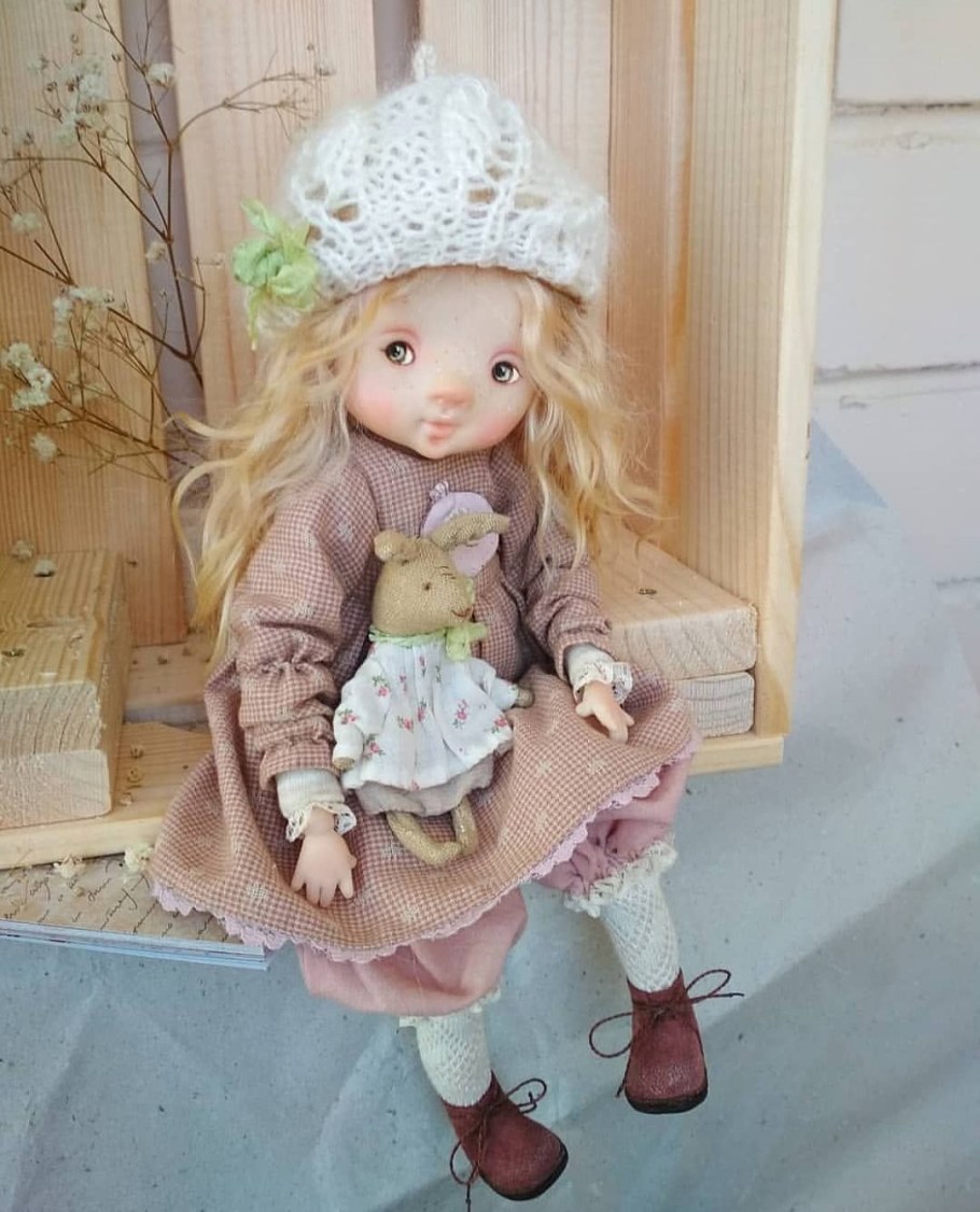 Кукла интерьерная сидячая в кресле