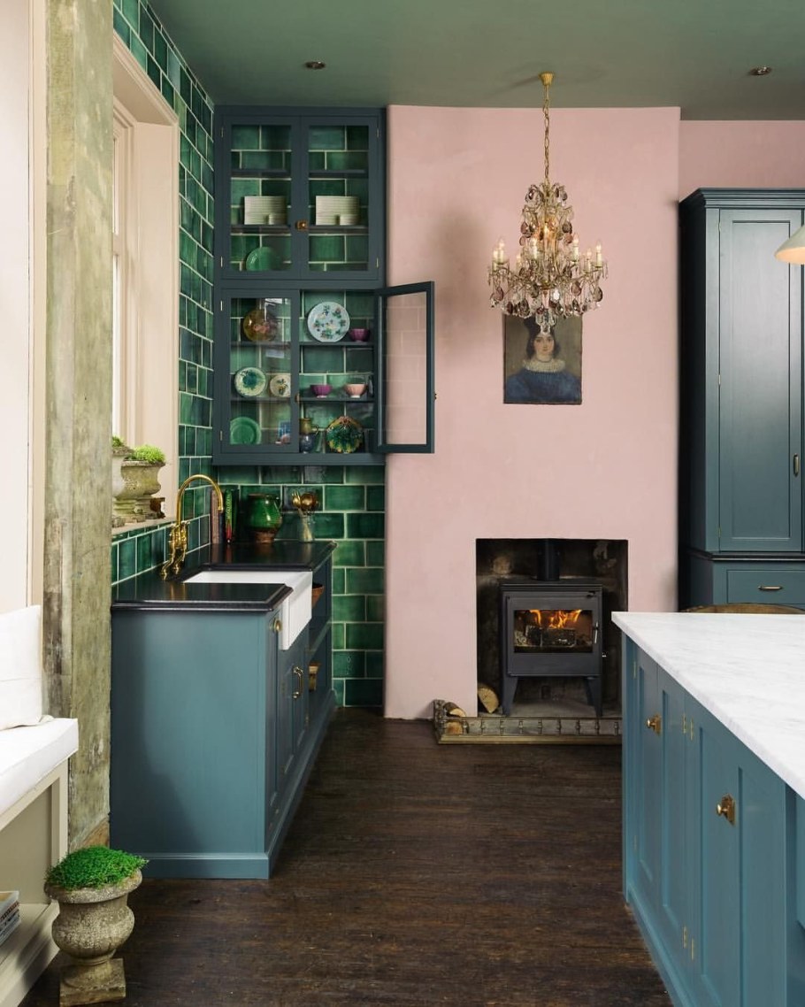 Кухня с зелеными стенами