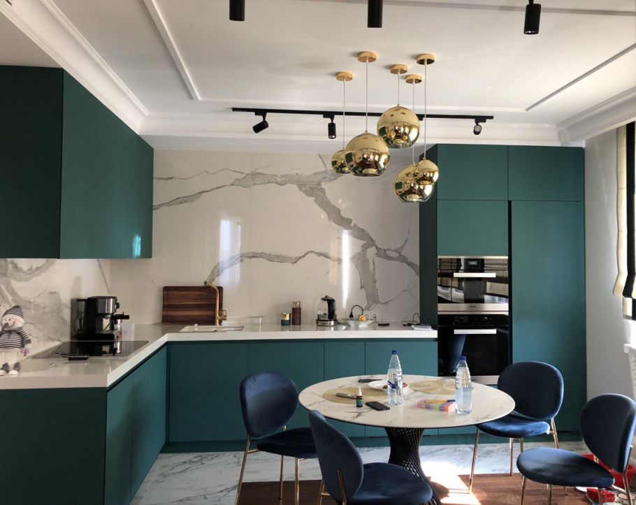 Кухня изумрудного цвета