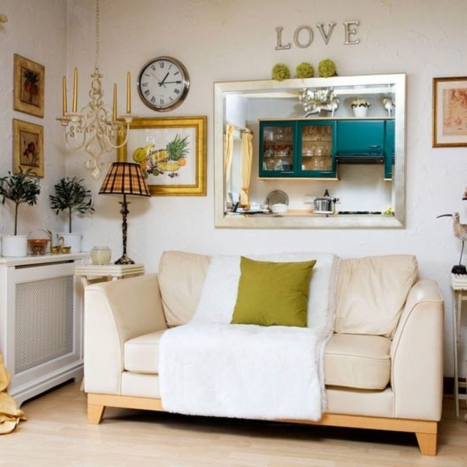 Зеркало над диваном в интерьере