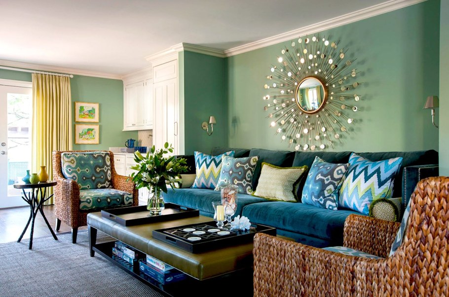 Интерьерные зеркала над диваном