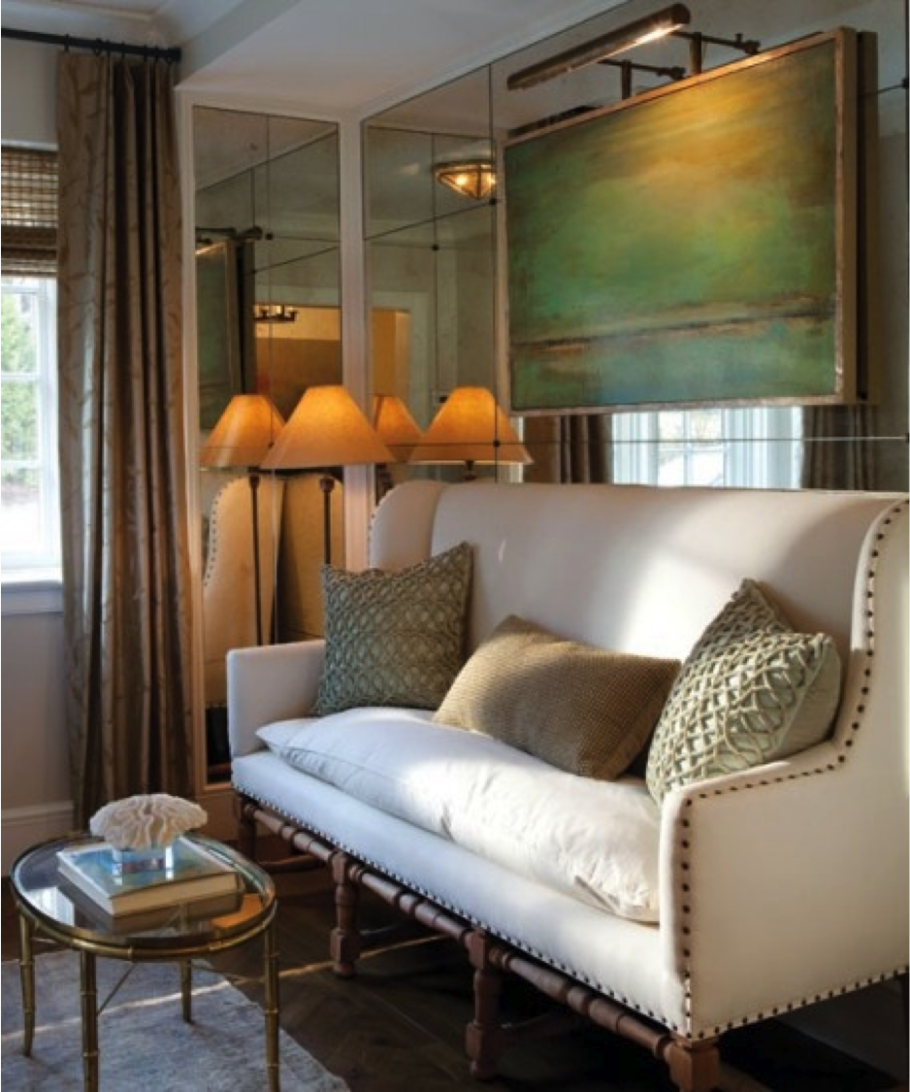 Зеркало над диваном в интерьере