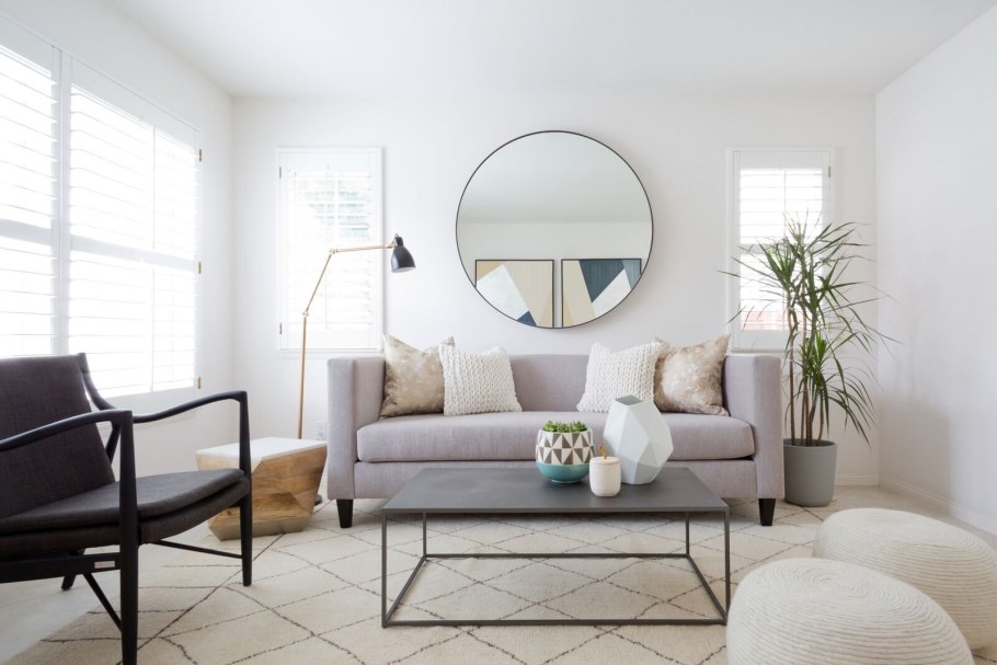 Круглое зеркало над диваном