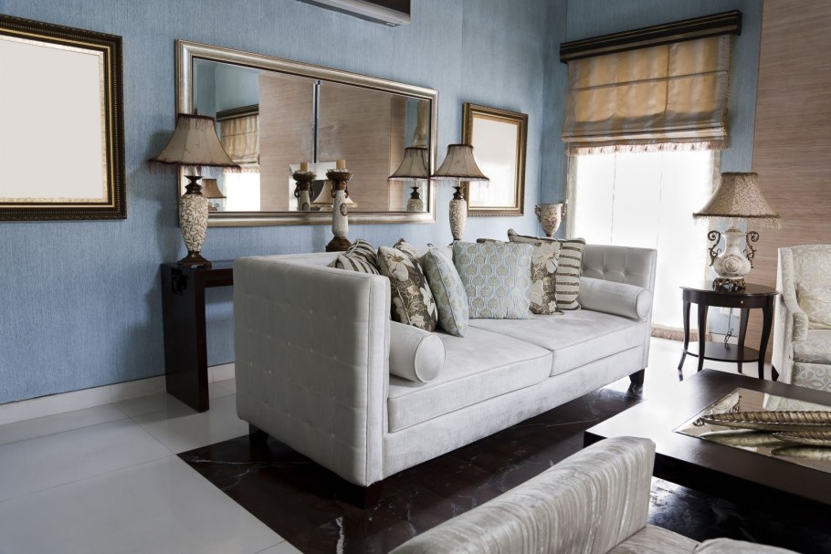 Зеркало над диваном в гостиной