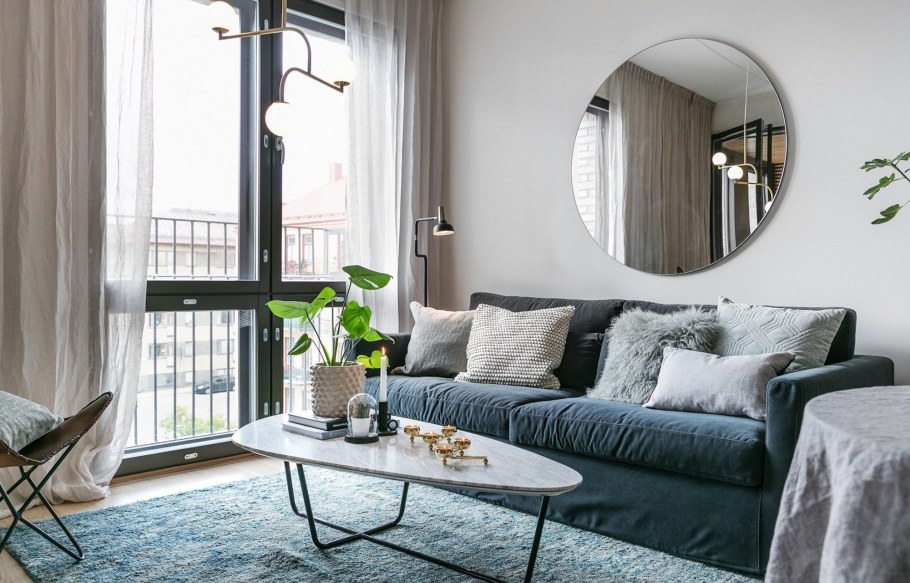 Зеркало над диваном в гостиной