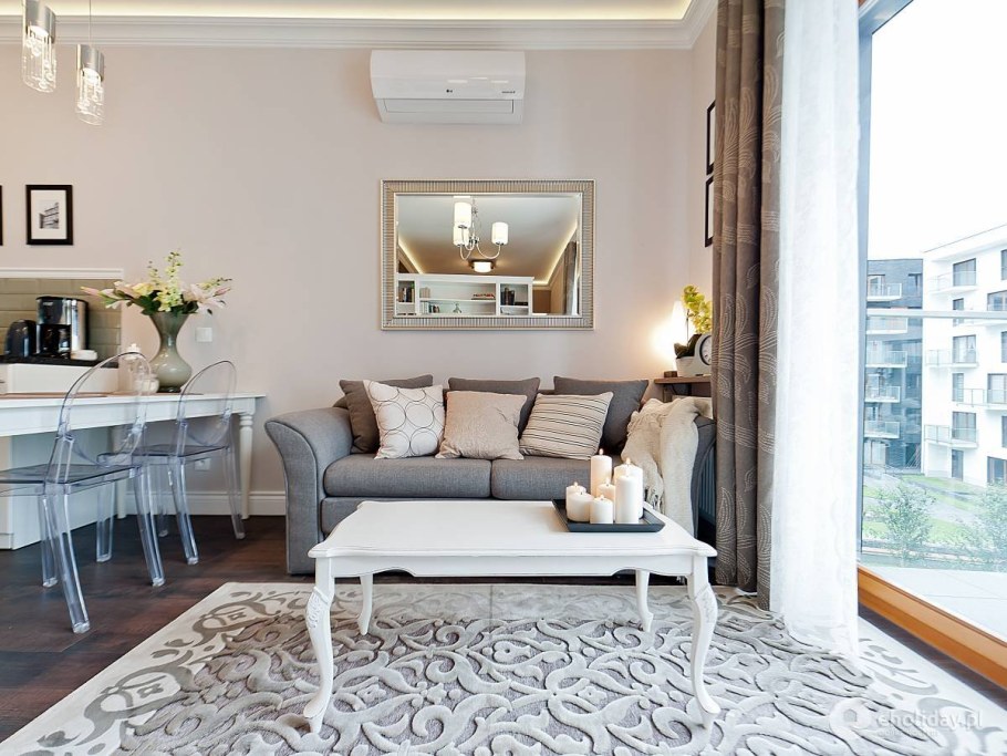 Зеркало над диваном в гостиной