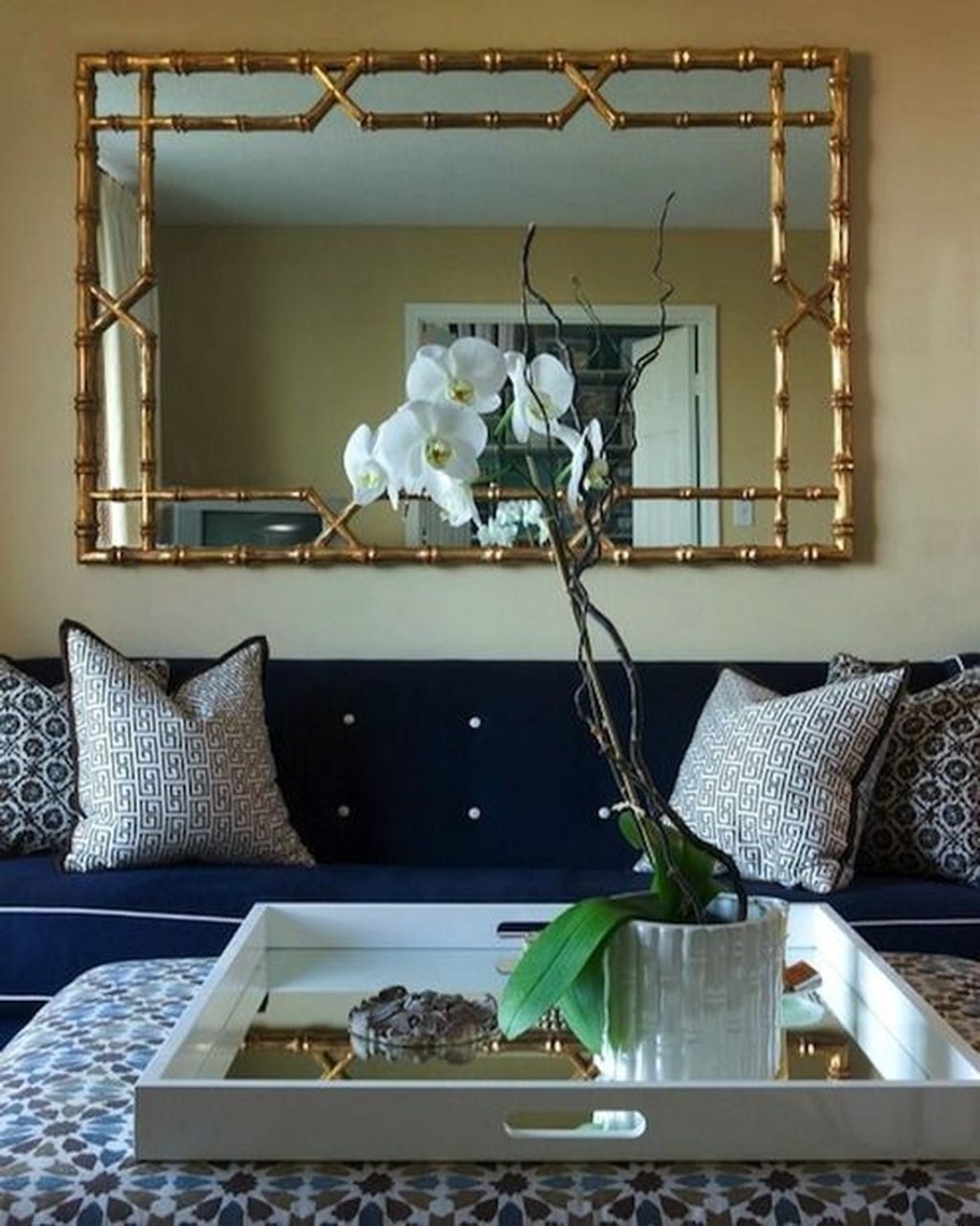 Зеркало в гостиную над диваном