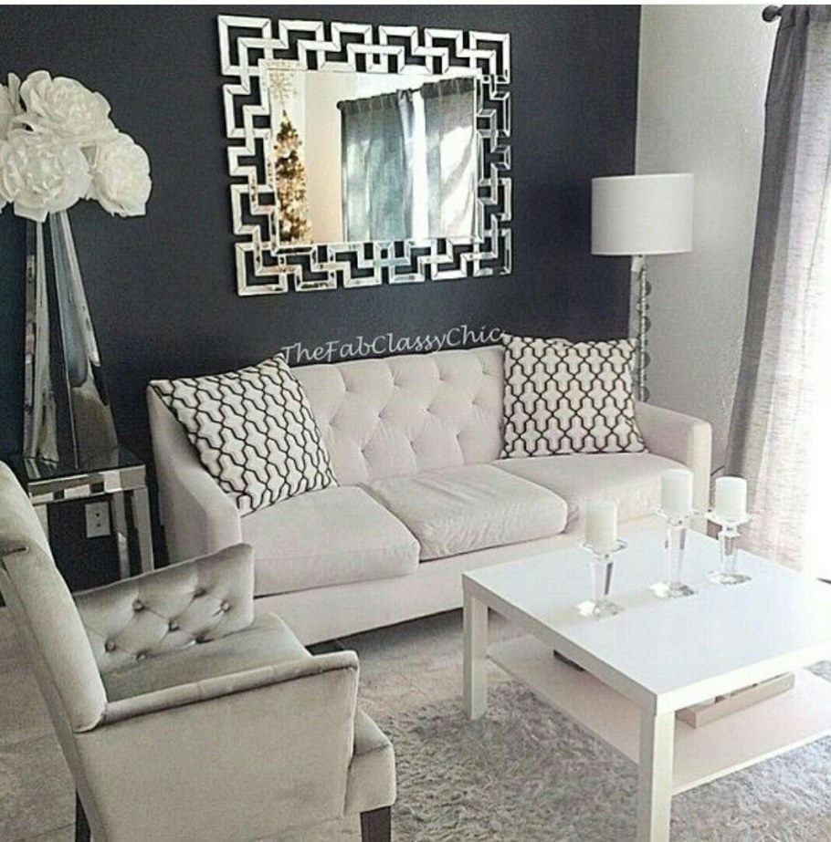 Дизайн зеркало над диваном