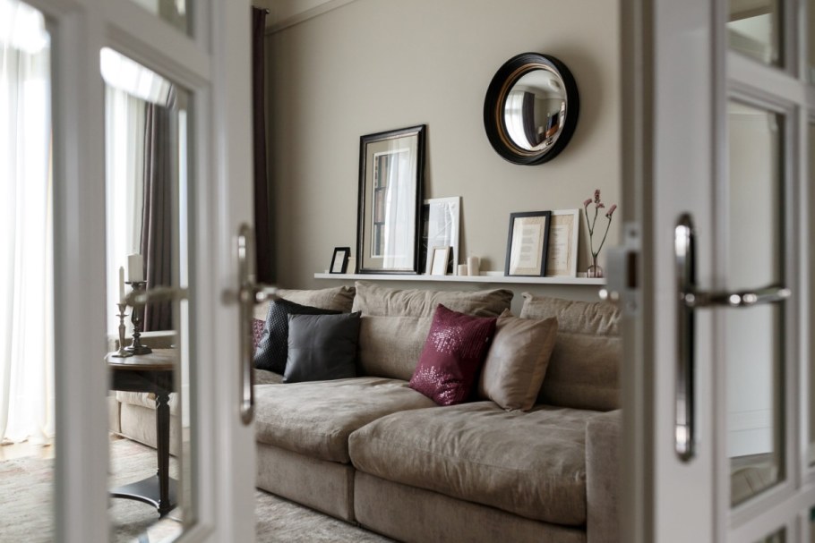 Зеркала в интерьере гостиной