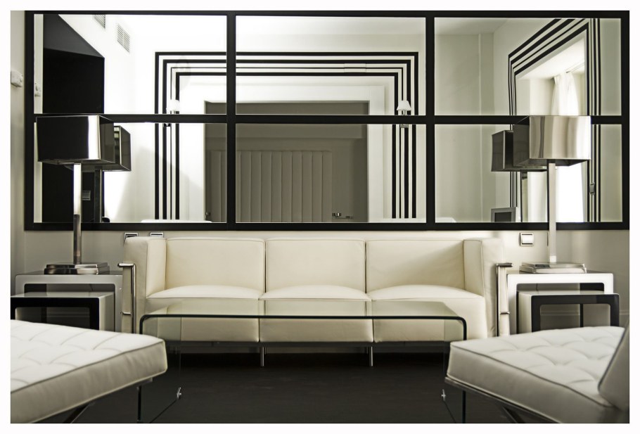 Зеркало над диваном в интерьере