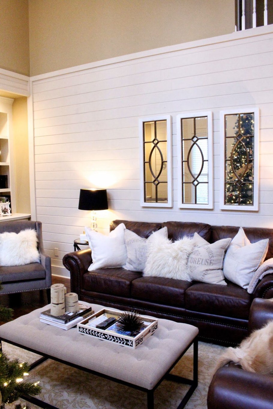 Стена за диваном