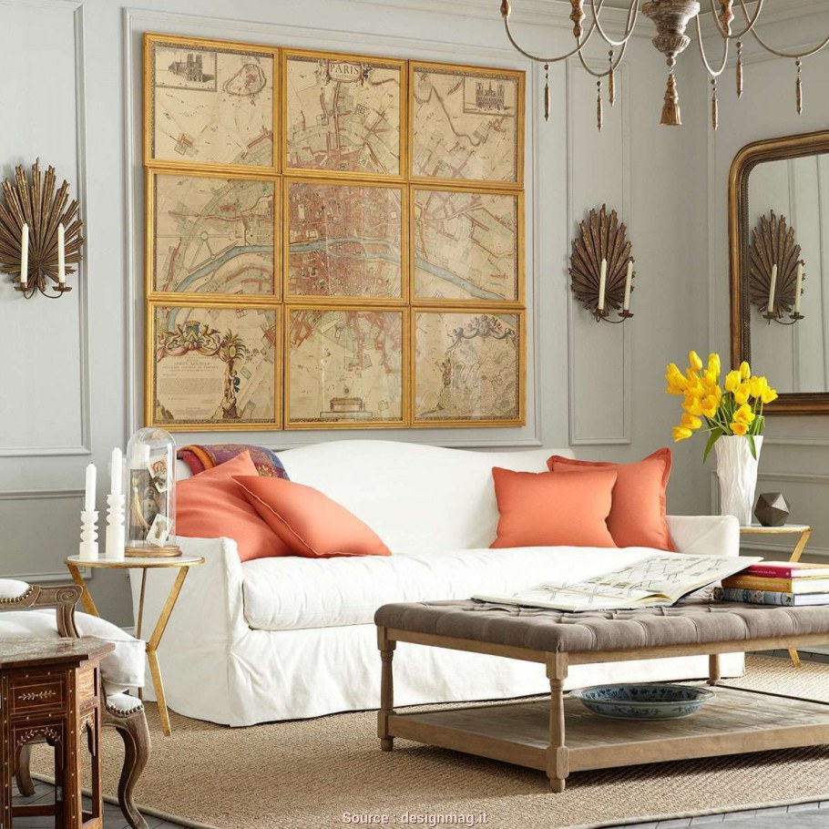 Зеркало над диваном в гостиной