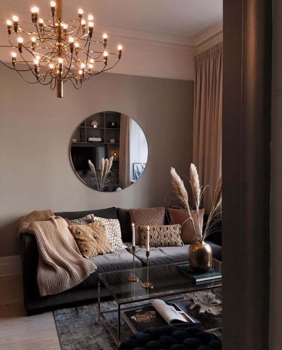 Круглое зеркало в гостиной