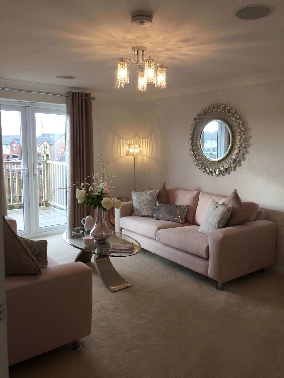 Декоративное зеркало над диваном в гостиной