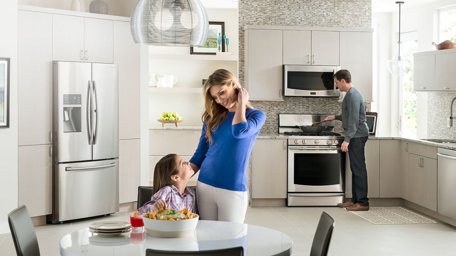 Семья с бытовой техникой