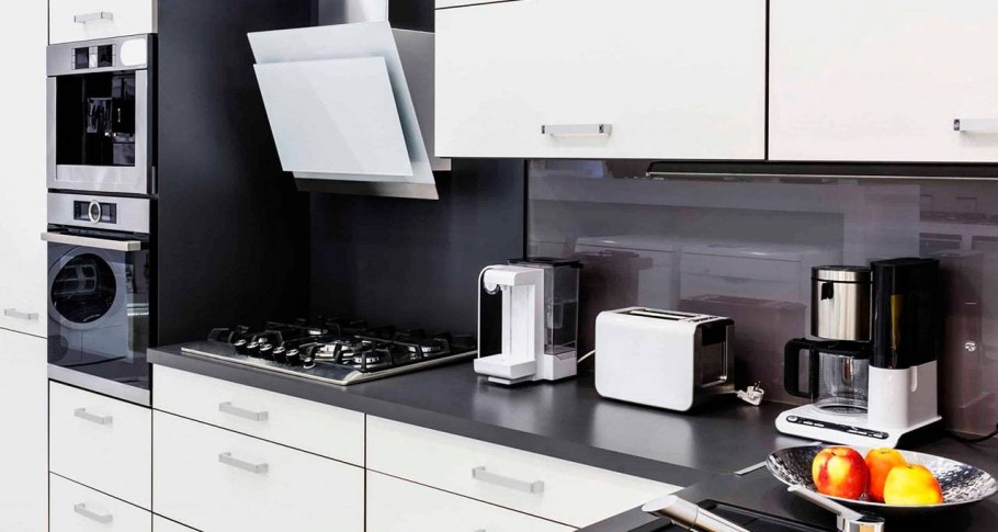 Кухня с бытовой техникой