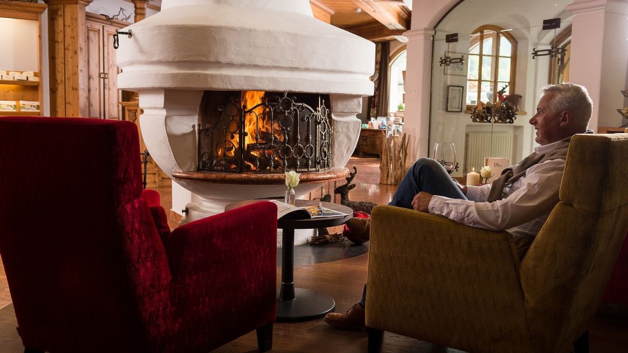 Кресло у камина