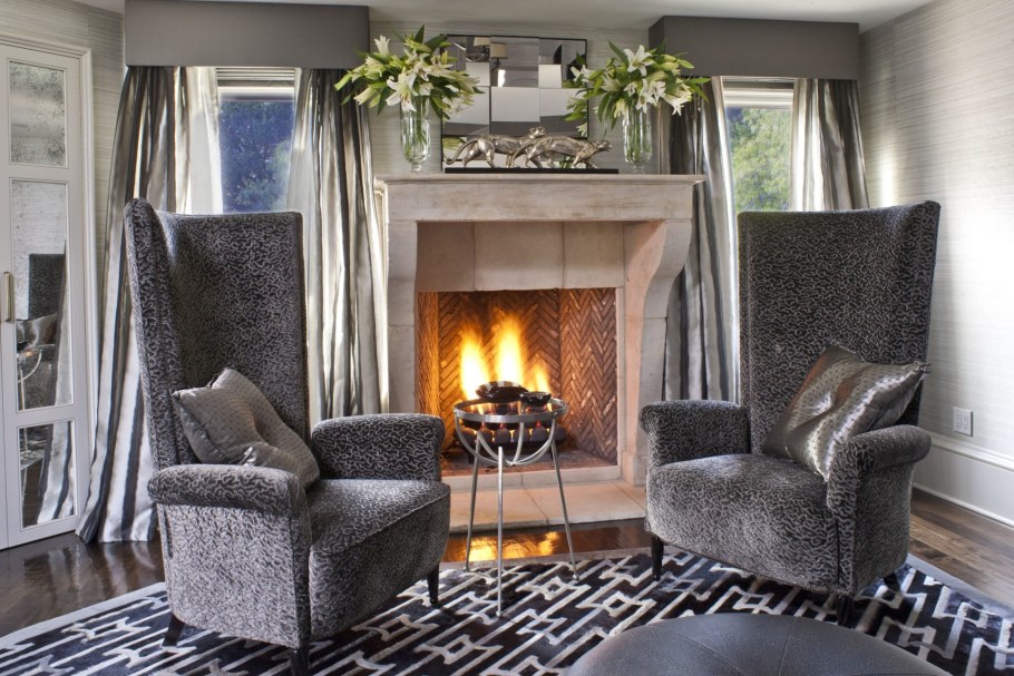 Уютная комната с камином
