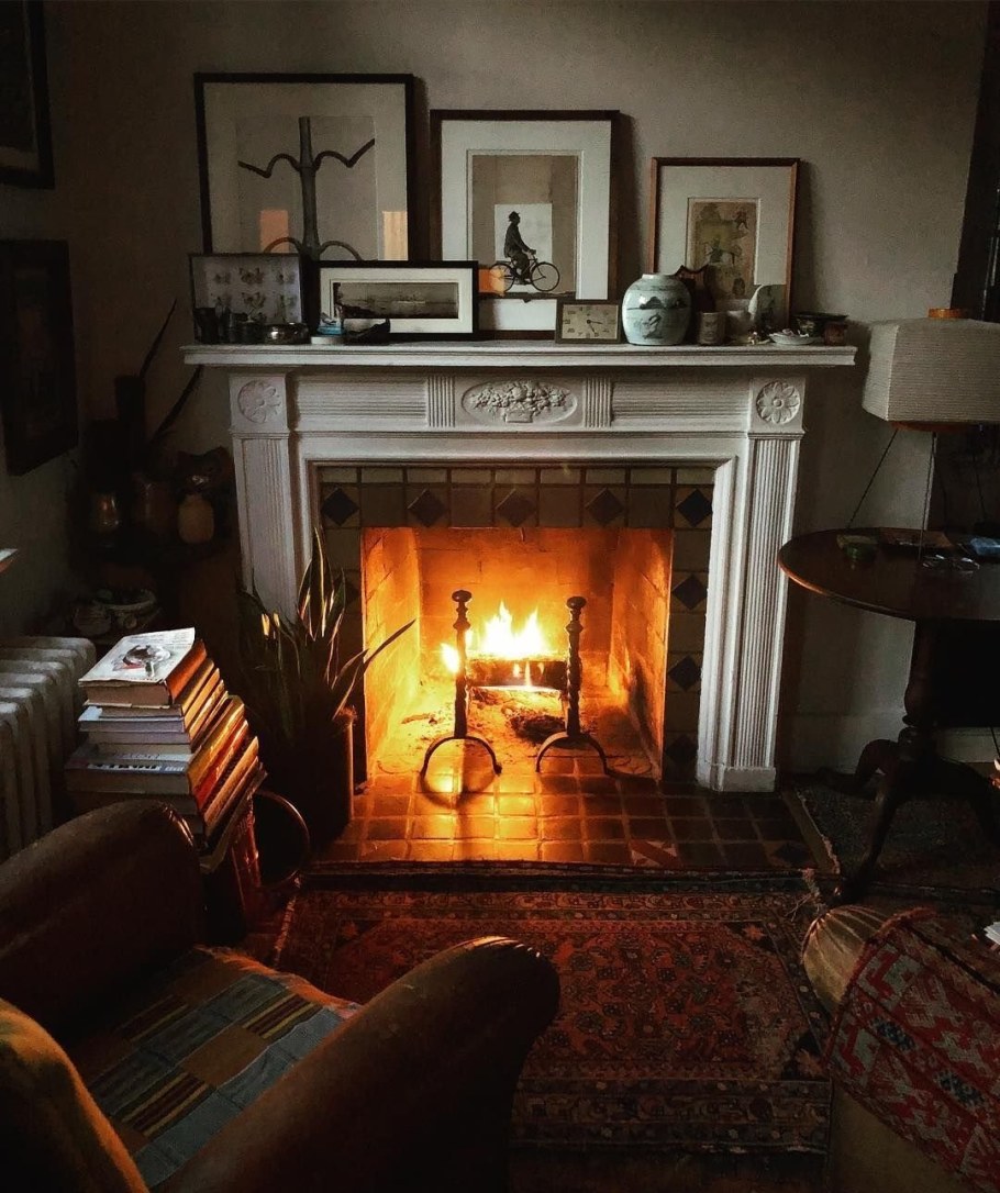 Уютная комната с камином