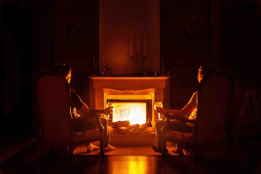 Камин в темноте