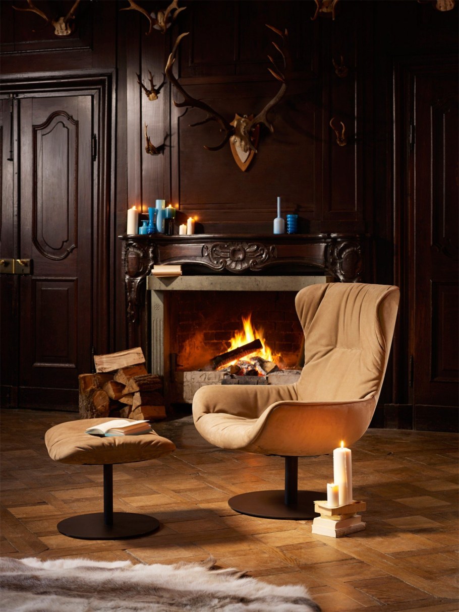 Кресло у камина в интерьере