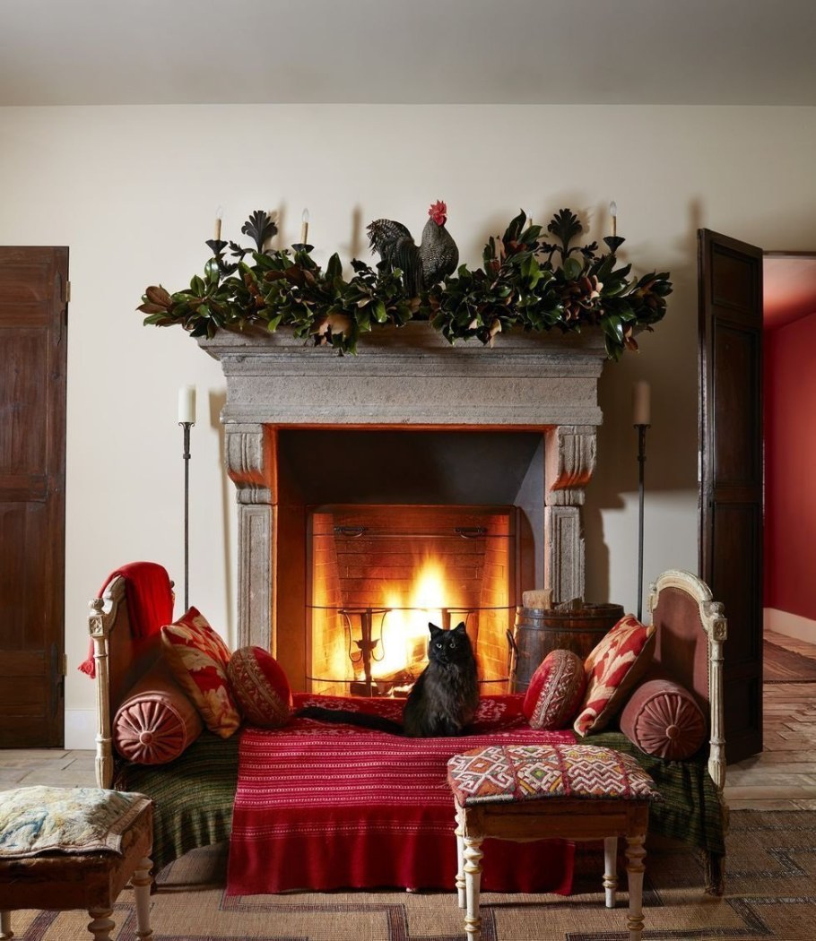 Диван у камина