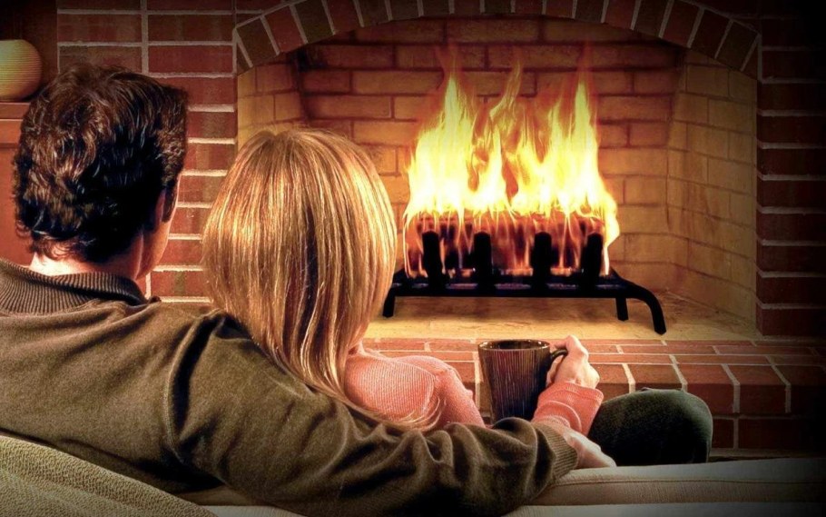 Сидит у камина