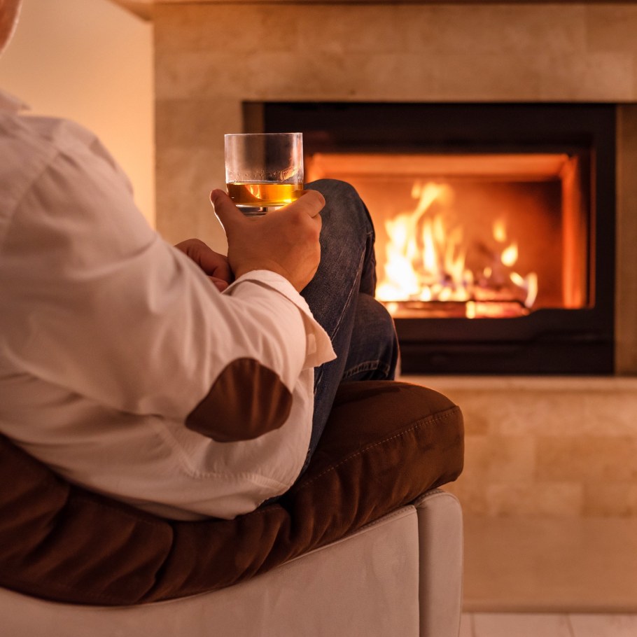 Мужчина около камина