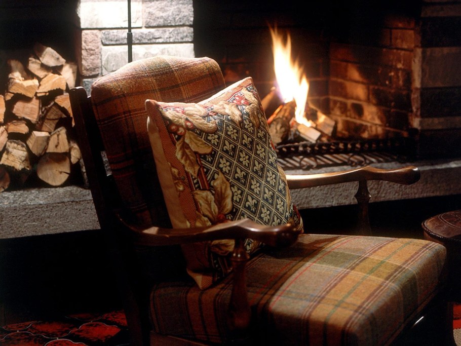 Уютное кресло к камину