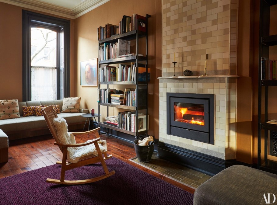 Уютная комната с камином