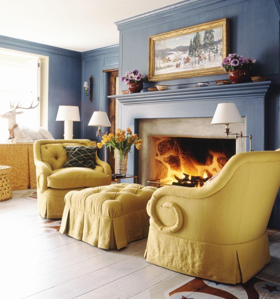 Камин и кресло в интерьере