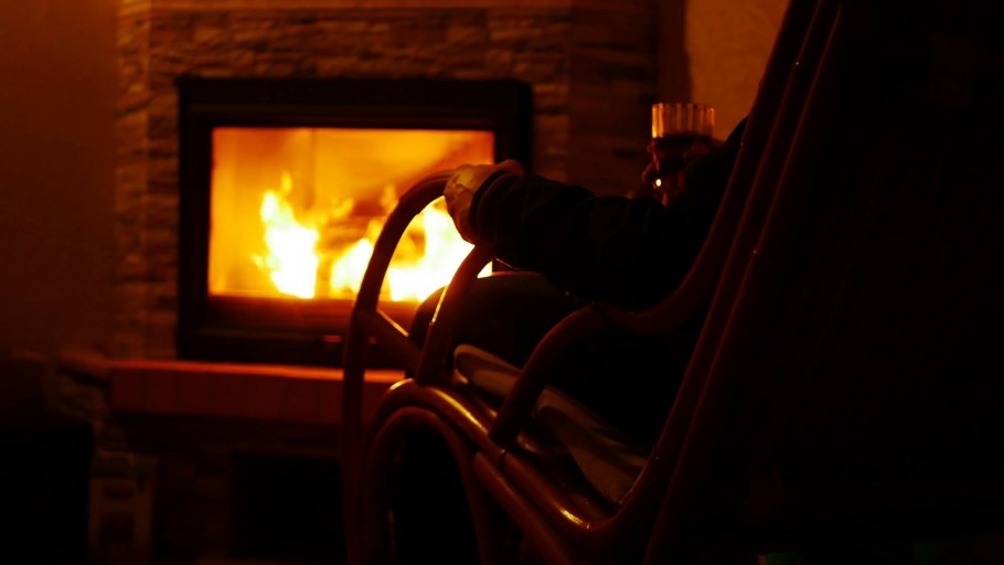 Камин и кресло качалка