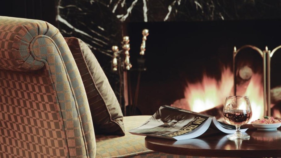 Камин кресло качалка плед