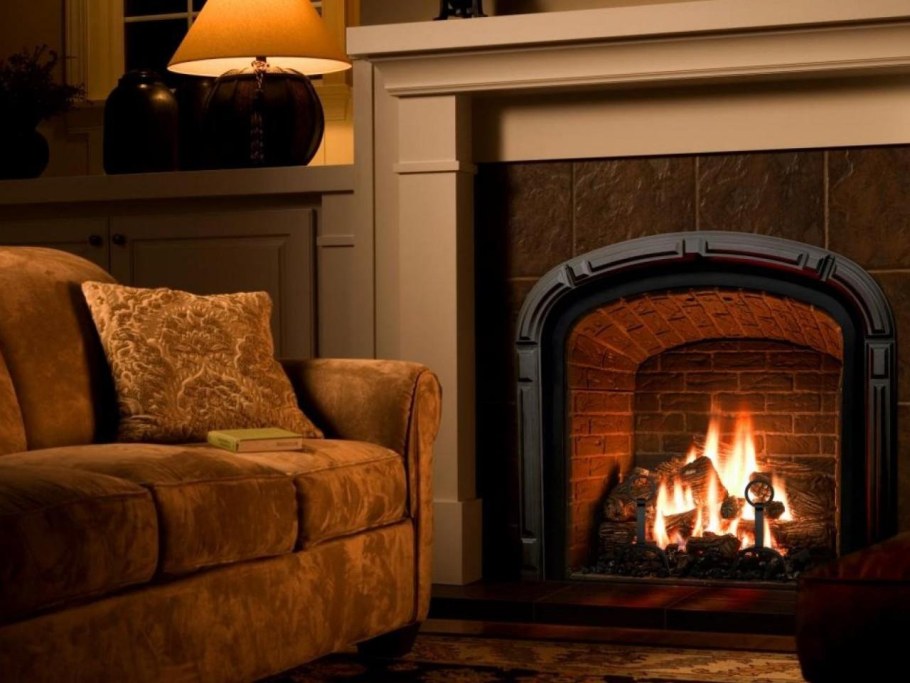 Уютный камин на заставку