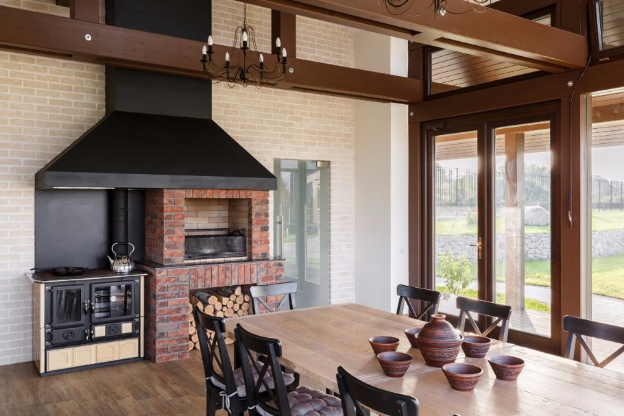 Летняя кухня с камином