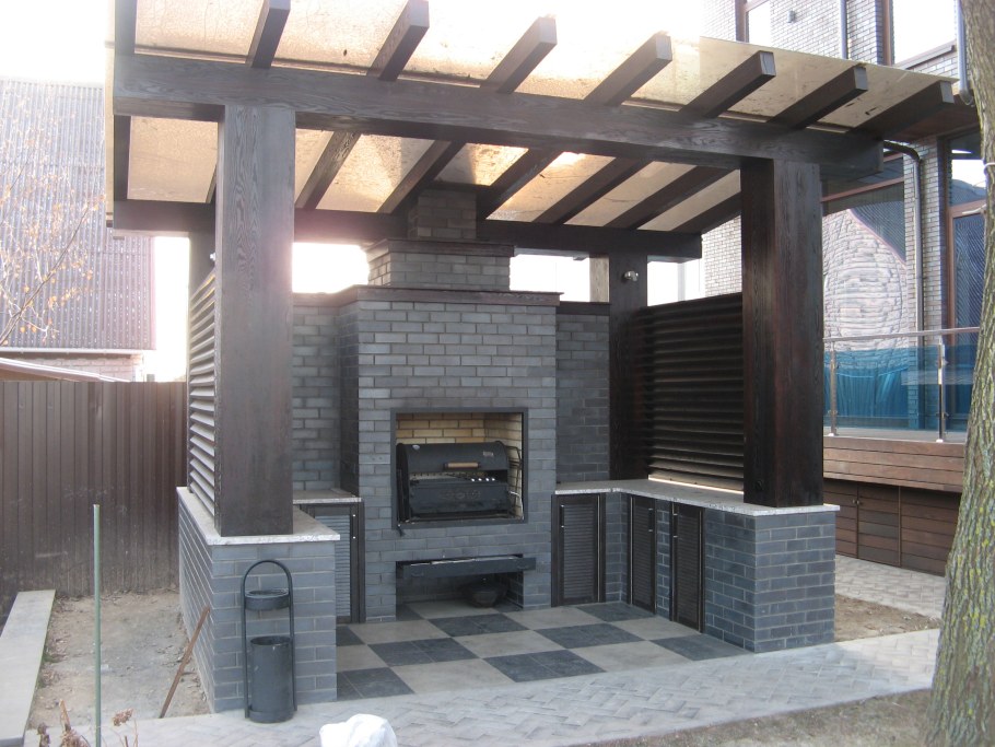 Барбекю из кирпича в современном стиле