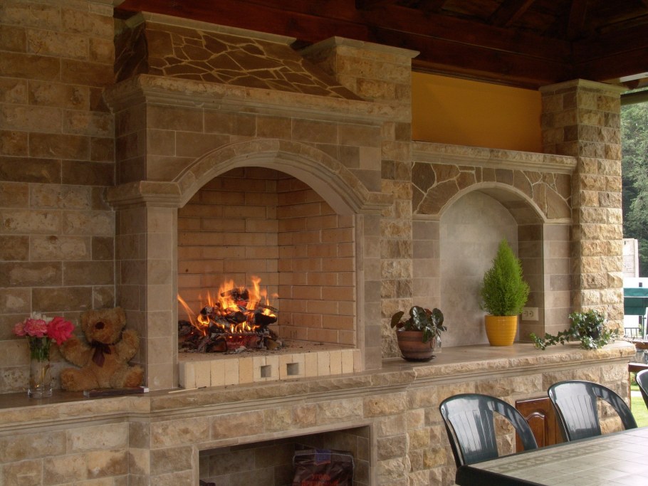 Летняя кухня с камином