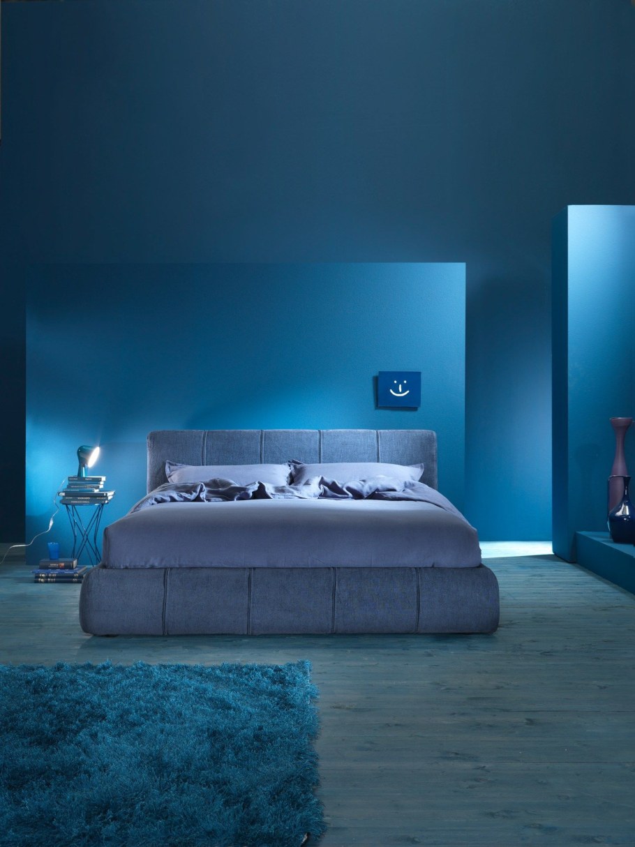 Голубая кровать в интерьере