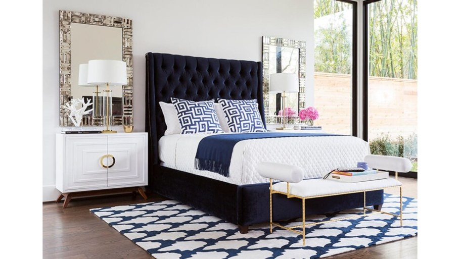 Синяя кровать в интерьере спальни