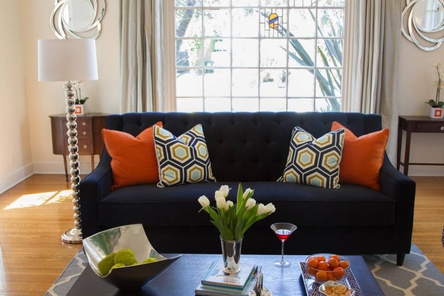 Яркие подушки в интерьере