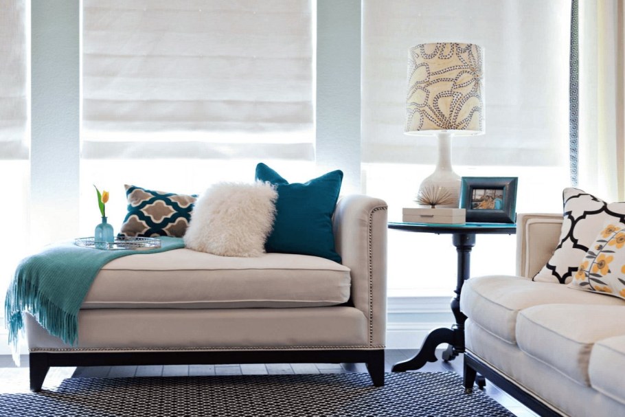 Яркие декоративные подушки в интерьере