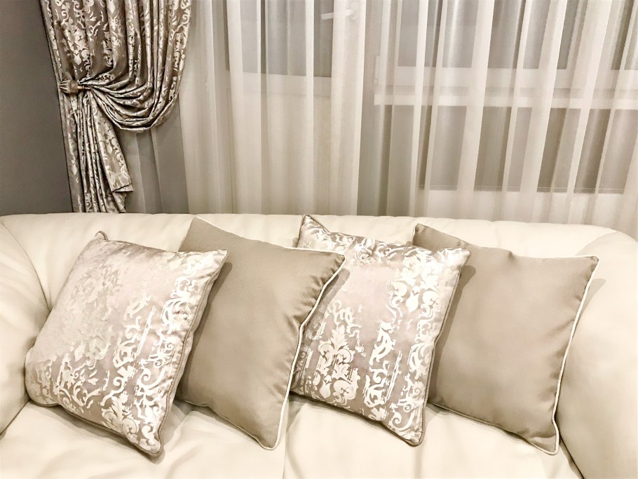 Бежевые подушки в интерьере