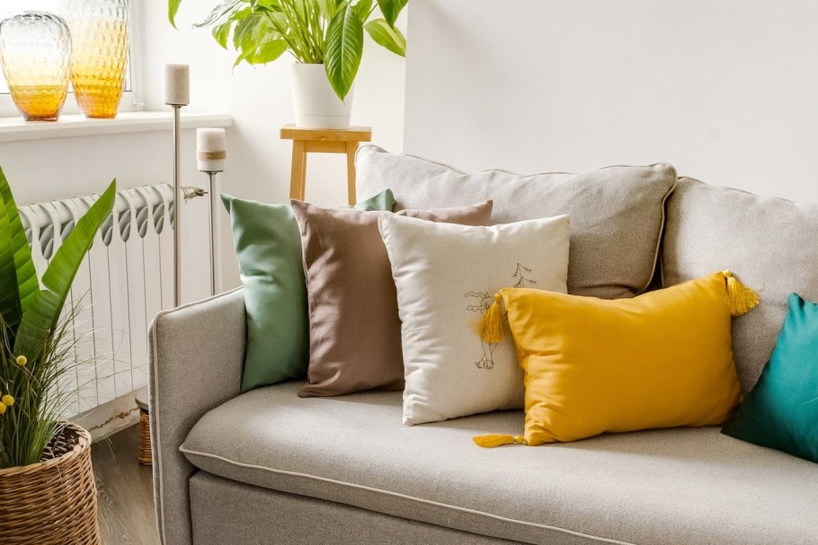 Декоративные подушки в интерьере гостиной