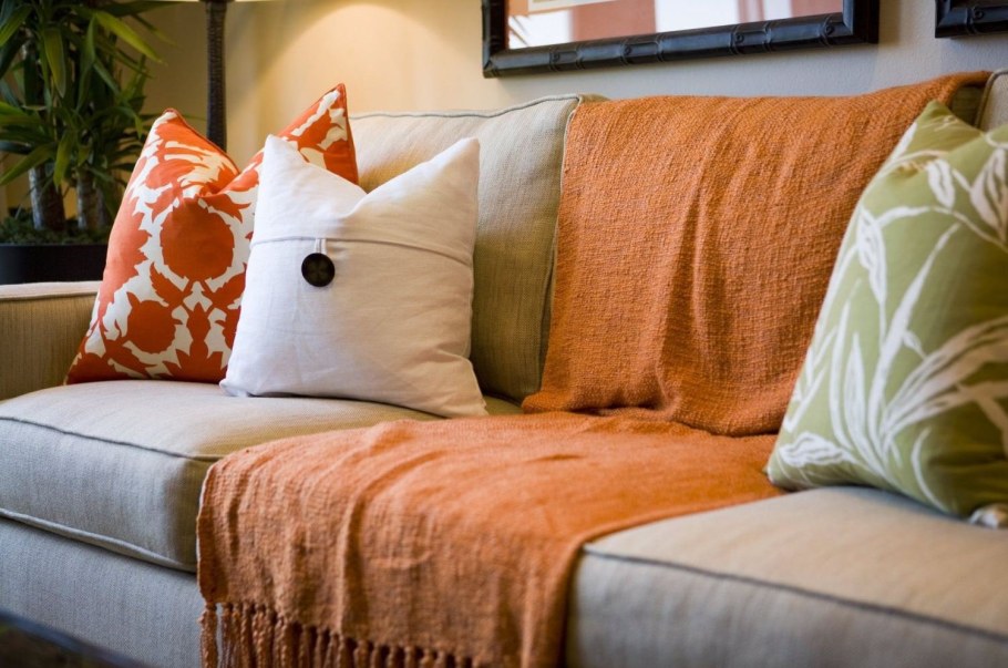 Оранжевые подушки в интерьере