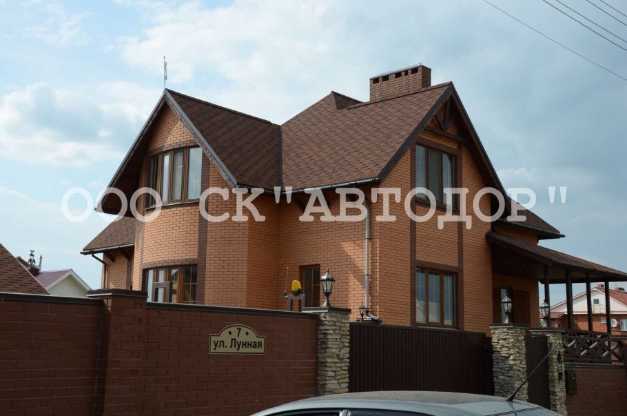 Кирпичный дом с коричневой крышей