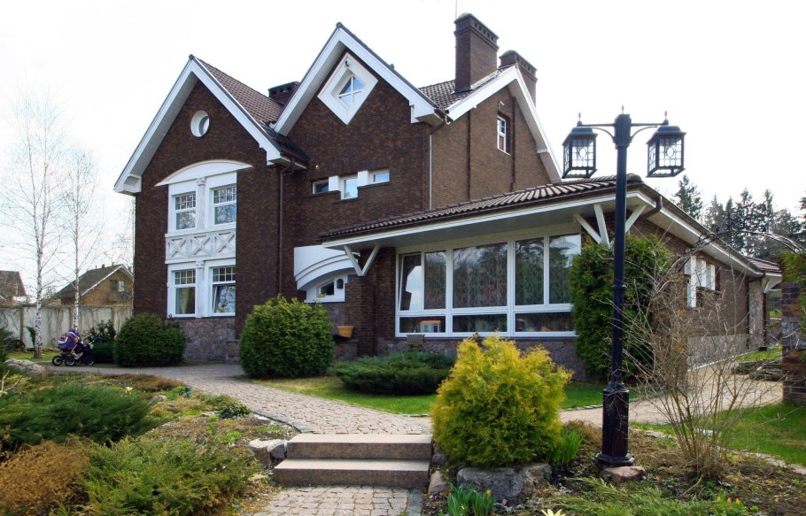 Темные фасады домов